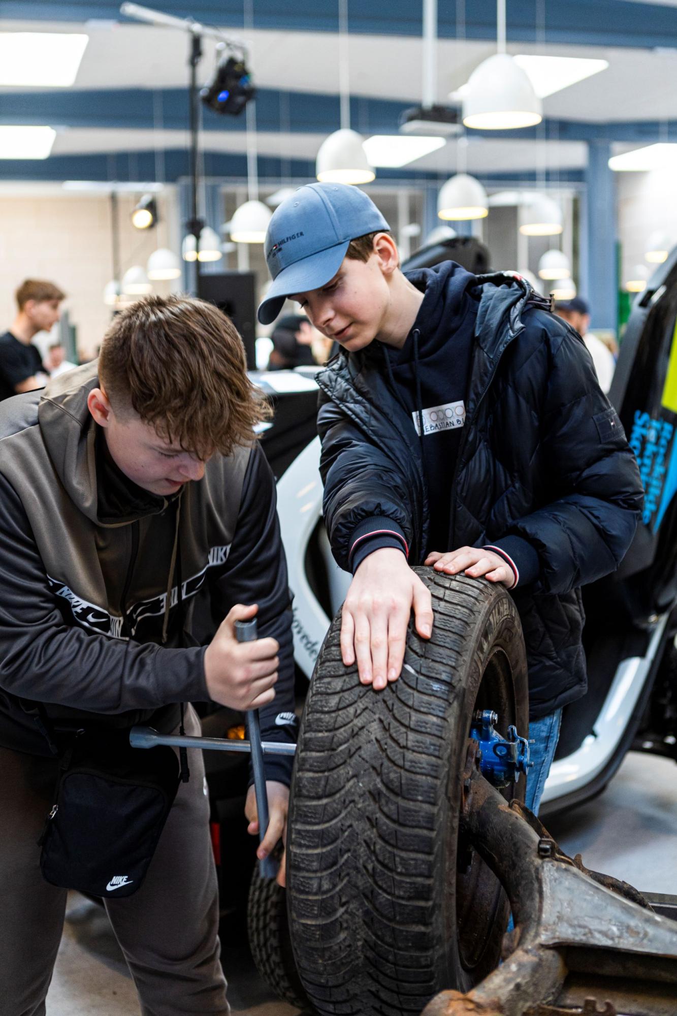 To drenge og et dæk