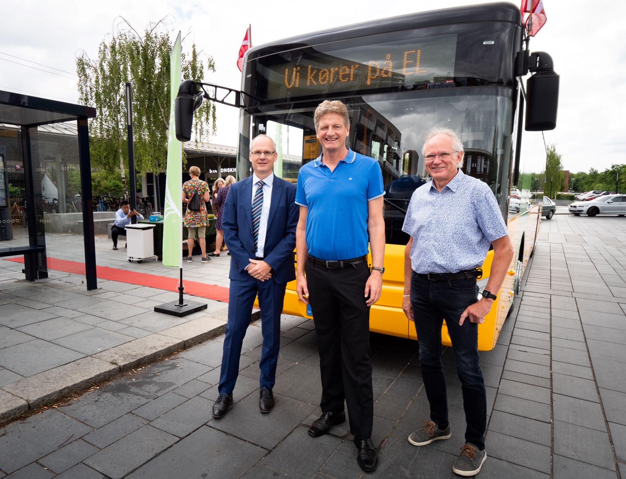 Fra venstre mod højre Peter Lanng Nielsen, administrerende direktør for busoperatøren Keolis, Borgmester Jesper Würtzen (A) og Jens Minnet, formand for Skovlunde Lokalråd.