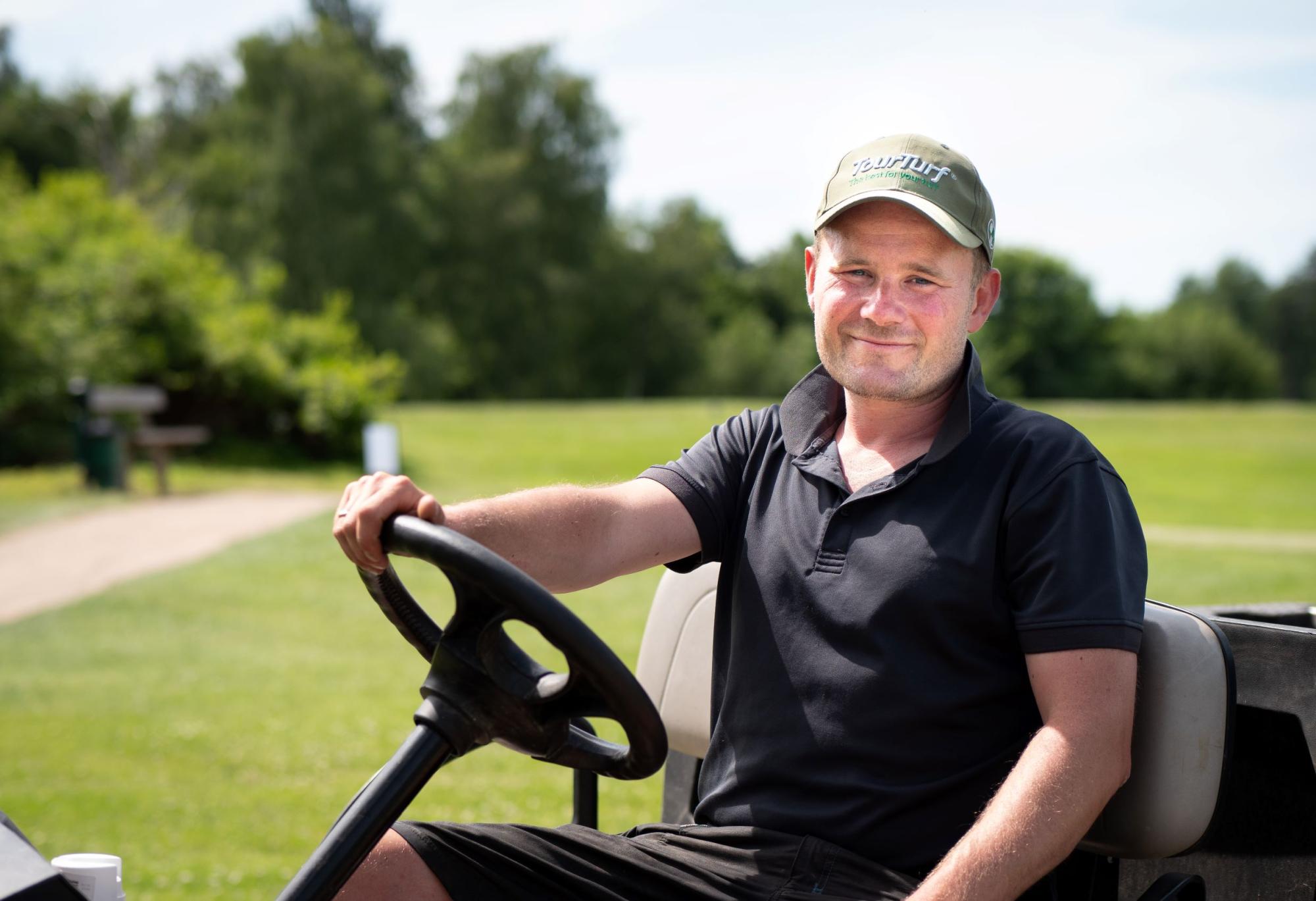 Tonny Jensen på en goldvogn