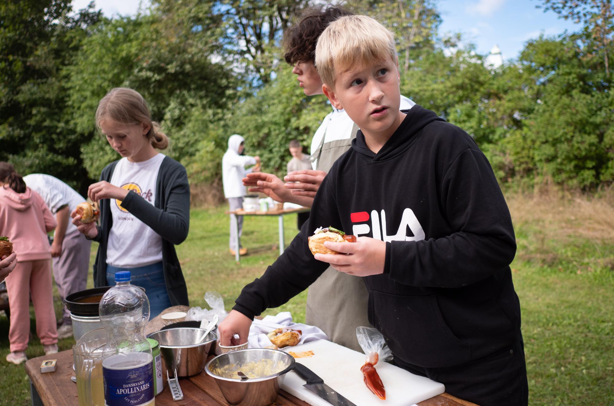 dreng med hotdog