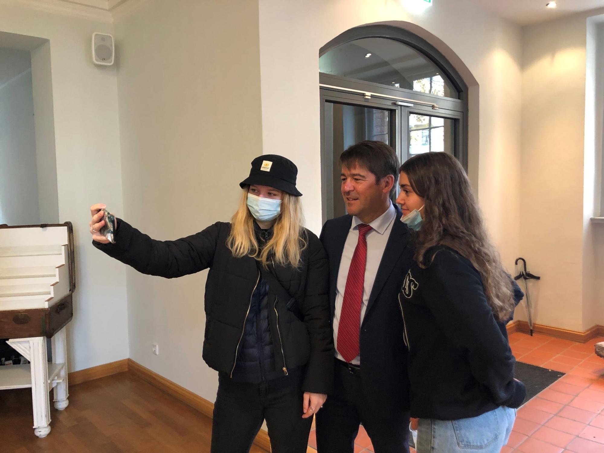 To elever får en selfie med overborgmester Steffen Scheller.