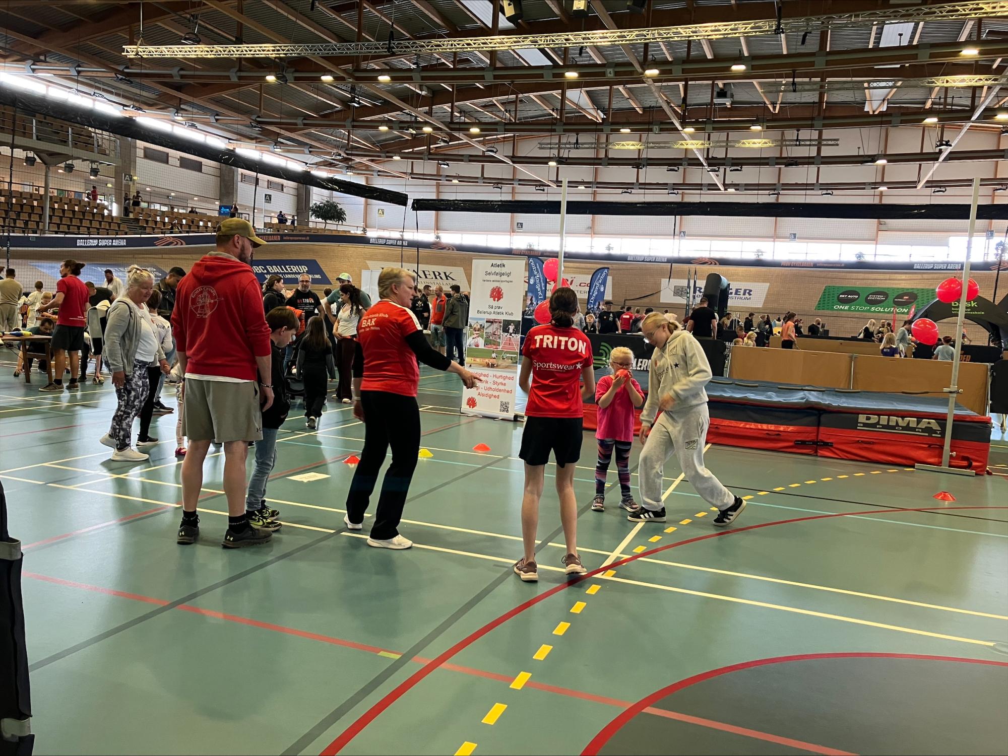 Foto fra Sjov Lørdag i maj 2025, der viser deltagere i gang med at afprøve foreningsaktiviteter