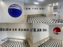 En collage af fire billeder, der viser omklædningskunsten af Anders Bonnesen