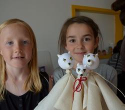 Børn og kunstnere bygger dukketeater i Hedegaven