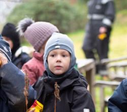 En gruppe børn fra Børnehuset Ved Skoven spejder efter fugle med deres børnekikkerter