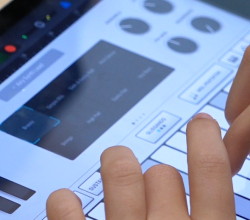 Barn laver musik via app på iPad