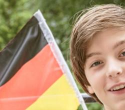 dreng med tysk flag