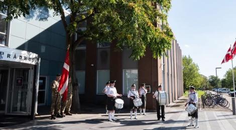 Flagdag foran rådhus