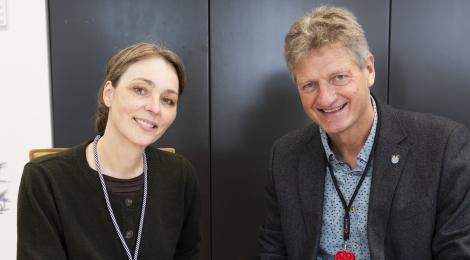 Borgmester Jesper Würtzen og Trine Ravn, der er stifter og leder af specialsport.dk, underskriver aftalen.