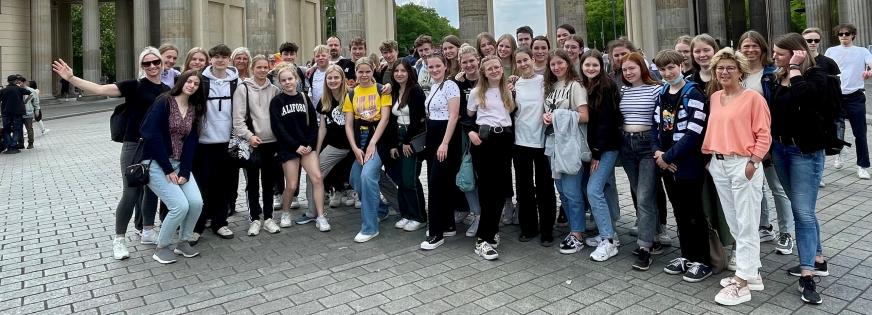 Alle elever samlet foran Brandenburger Tor