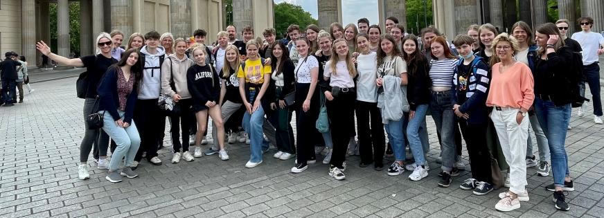 Alle elever samlet foran Brandenburger Tor