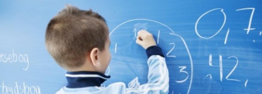 Barn skriver på tavle