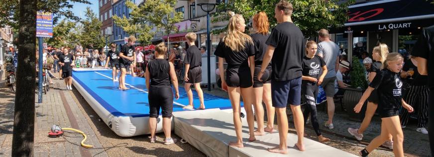 Gymnastikforening laver opvisning i Centrumgaden 
