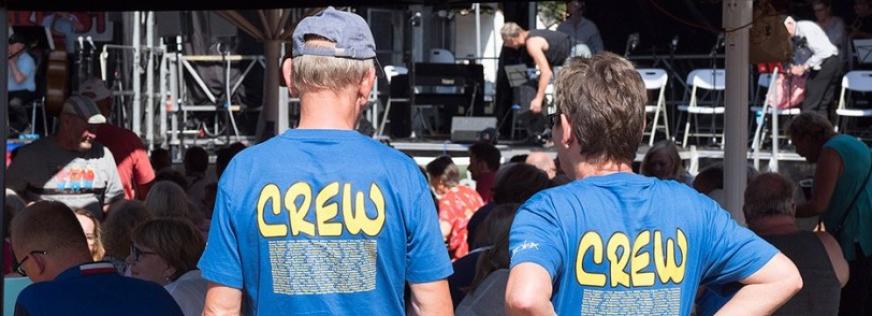 To frivillige hjælpere som crew under Ballerup Musikfest 