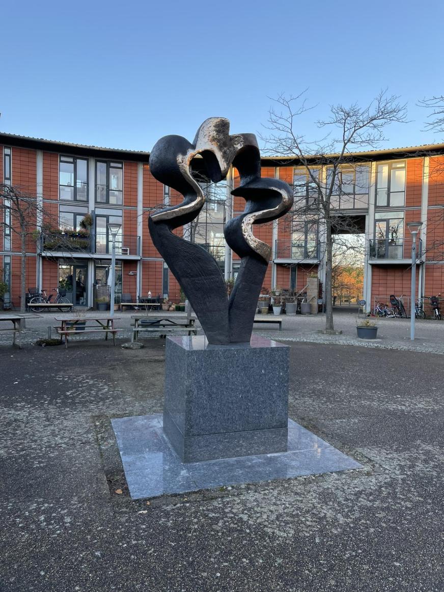 Bronzeskulpturen Egeporten skabt af Janet Spiegal og Peter Hesk 