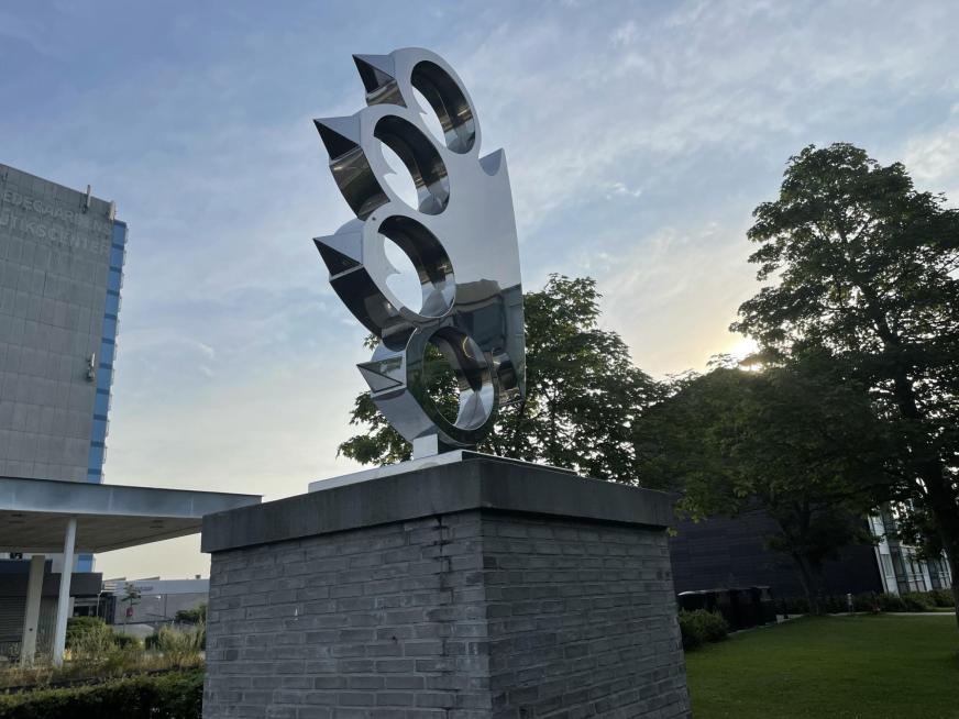 Kunstværket Love Buster af Kristian von Hornsleth