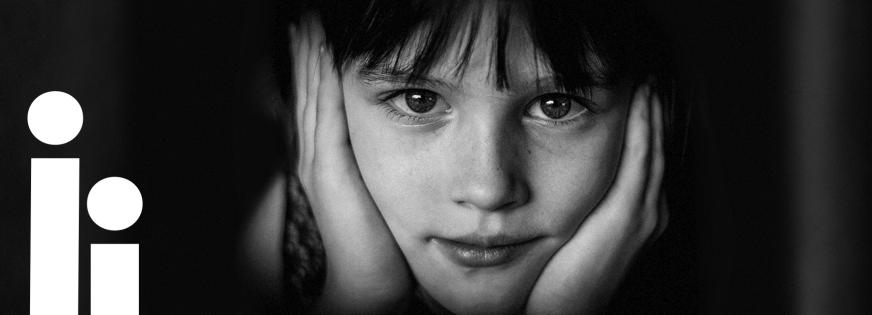 Grafisk opsætning med pige foran sort baggrund