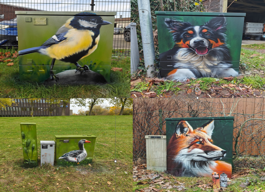 Billeder af fire elskabe udsmykket med henholdsvis en ræv, en hund, en gås og en mejse. 