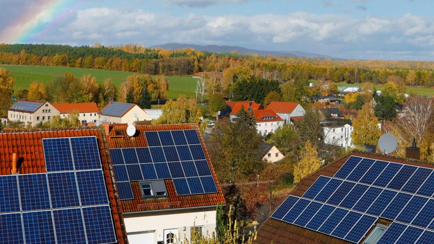 Solceller på hustage, foto af Lara John (Unsplash).