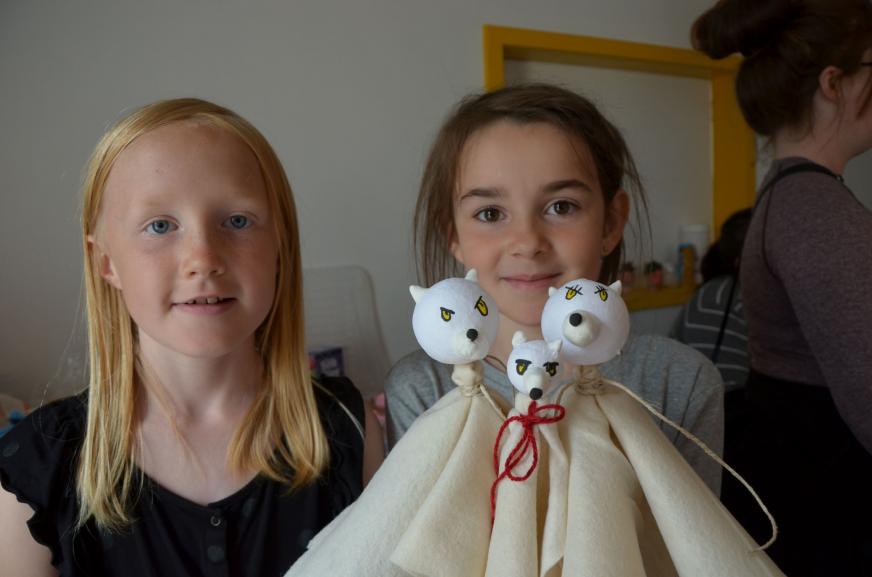 Børn og kunstnere bygger dukketeater i Hedegaven