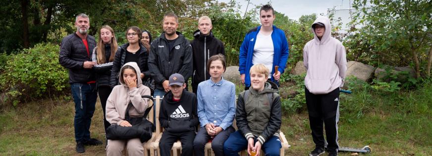 Et hvil med et smil: Folkeskoleelever laver bænk i Grantoften