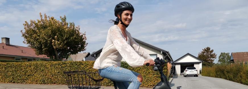 dame på elcykel