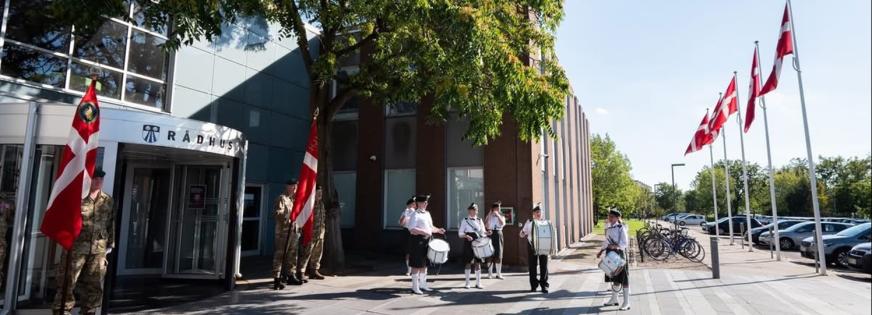 Flagdag foran rådhus