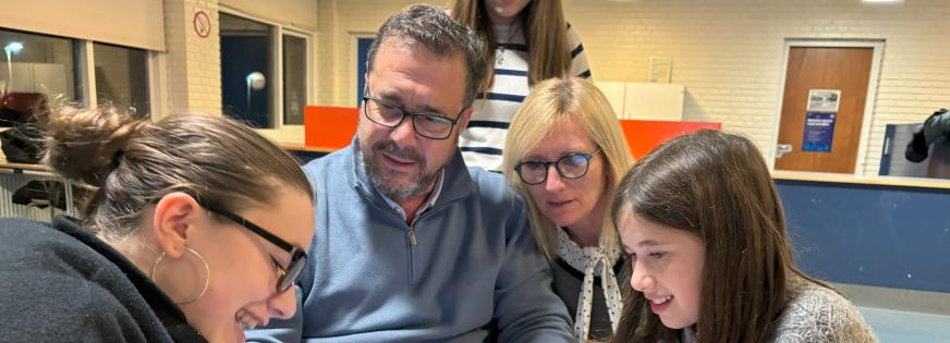 familie ved computer