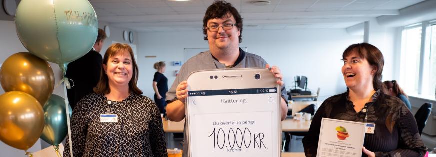 Ballerup Hjemmepleje smiler og modtager check på 10.000 kroner
