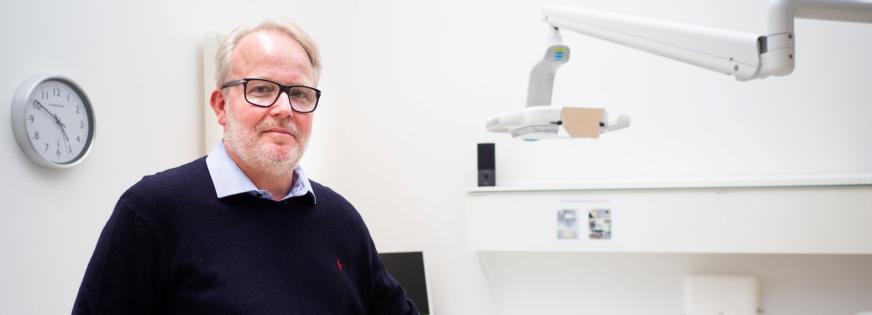 Parly Jakobsen står til venstre for en tandlægestol