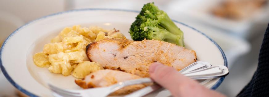 Kartofler, kalkun og broccoli på en tallerken