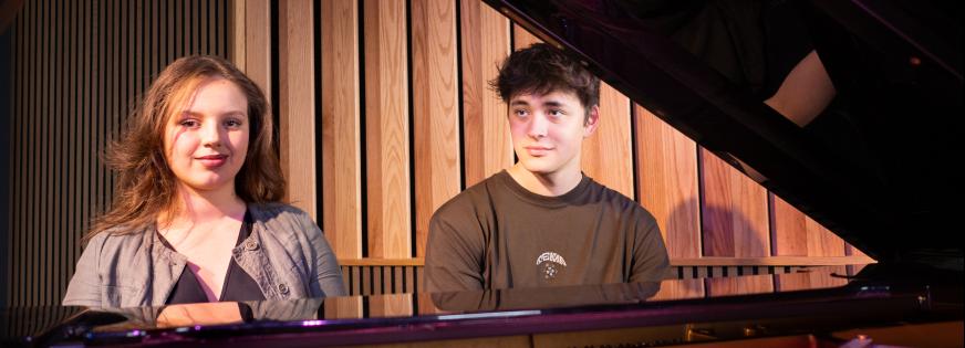 jora og tobias ved klaver