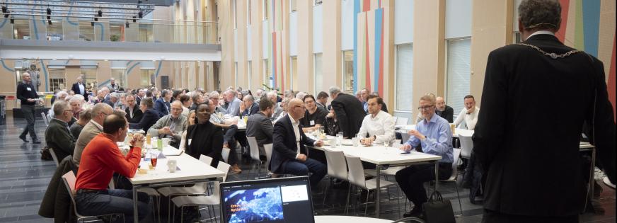 Deltagere sidder ved borde