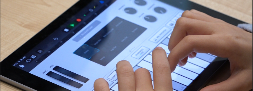 Barn laver musik via app på iPad