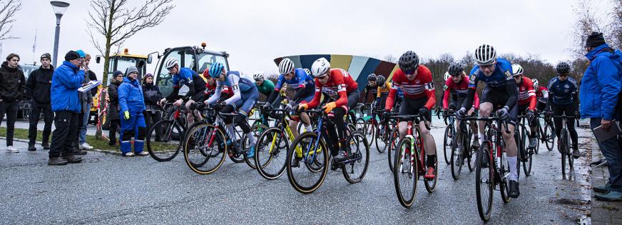 En gruppe cyklister set fra front