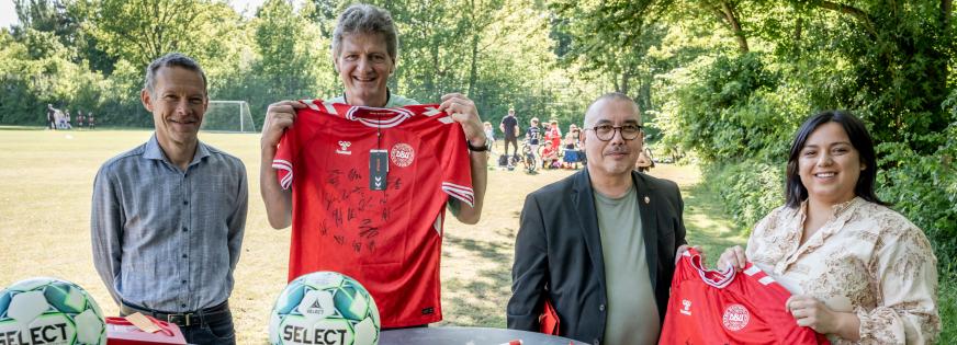 underskrift af aftale med fodboldtrøjer