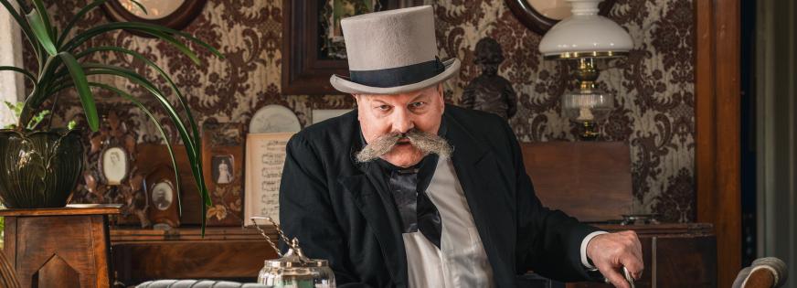 Foto af skuespillerne, der spiller Rosen