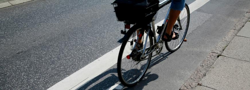 En cykel cykler på en cykelsti