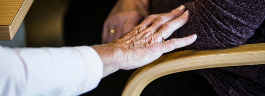 En hånd rører ved en arm