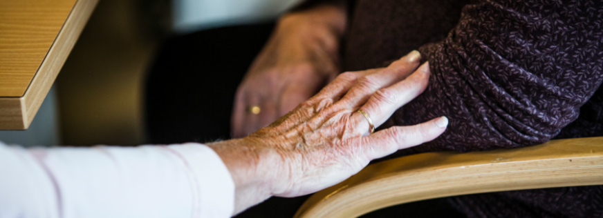 En hånd rører ved en arm