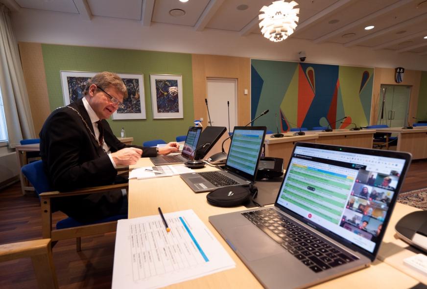 Løbebane, graffitivæg og kængurustylter på vej til skolerne