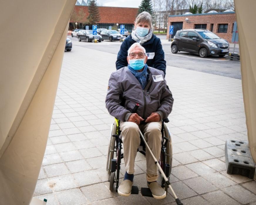Ældresagen står klar med en hjælpende hånd på vaccinecentret
