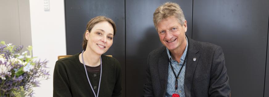 Borgmester Jesper Würtzen og Trine Ravn, der er stifter og leder af specialsport.dk, underskriver aftalen.