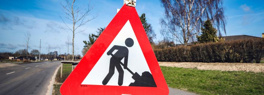 Vejskilt, der viser mand med en skovl, der graver